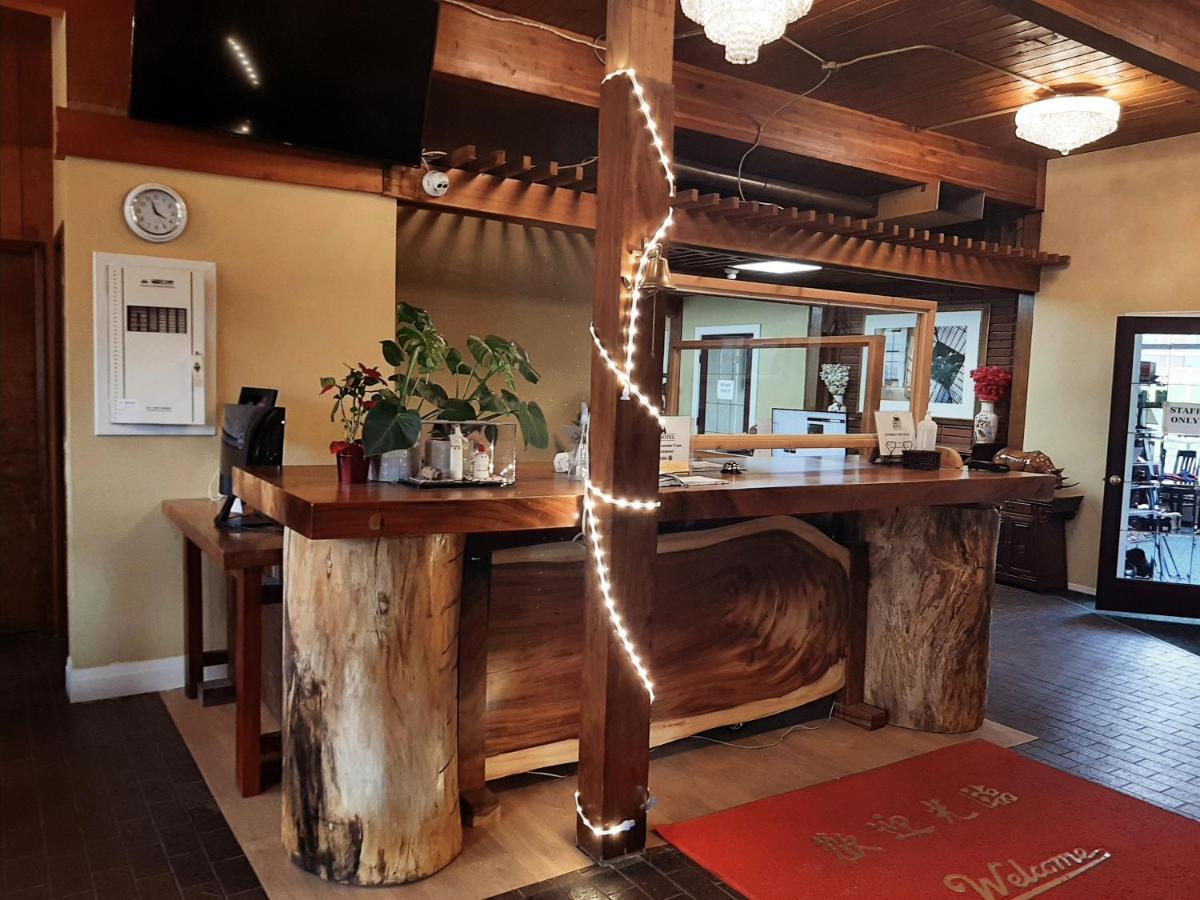 Grizz Hotel Revelstoke Kültér fotó