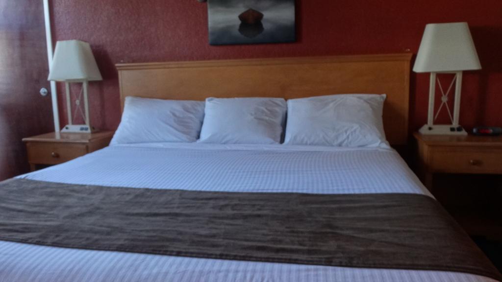Grizz Hotel Revelstoke Szoba fotó