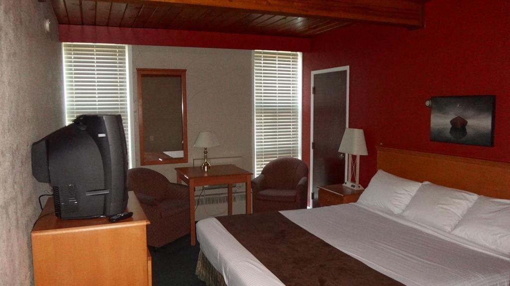 Grizz Hotel Revelstoke Szoba fotó