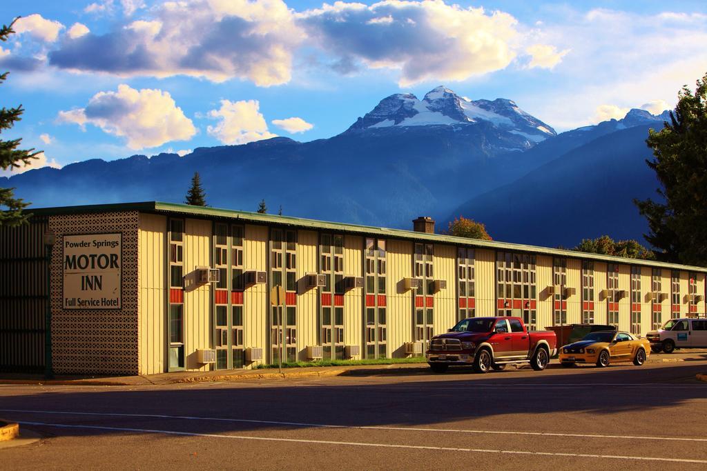 Grizz Hotel Revelstoke Kültér fotó