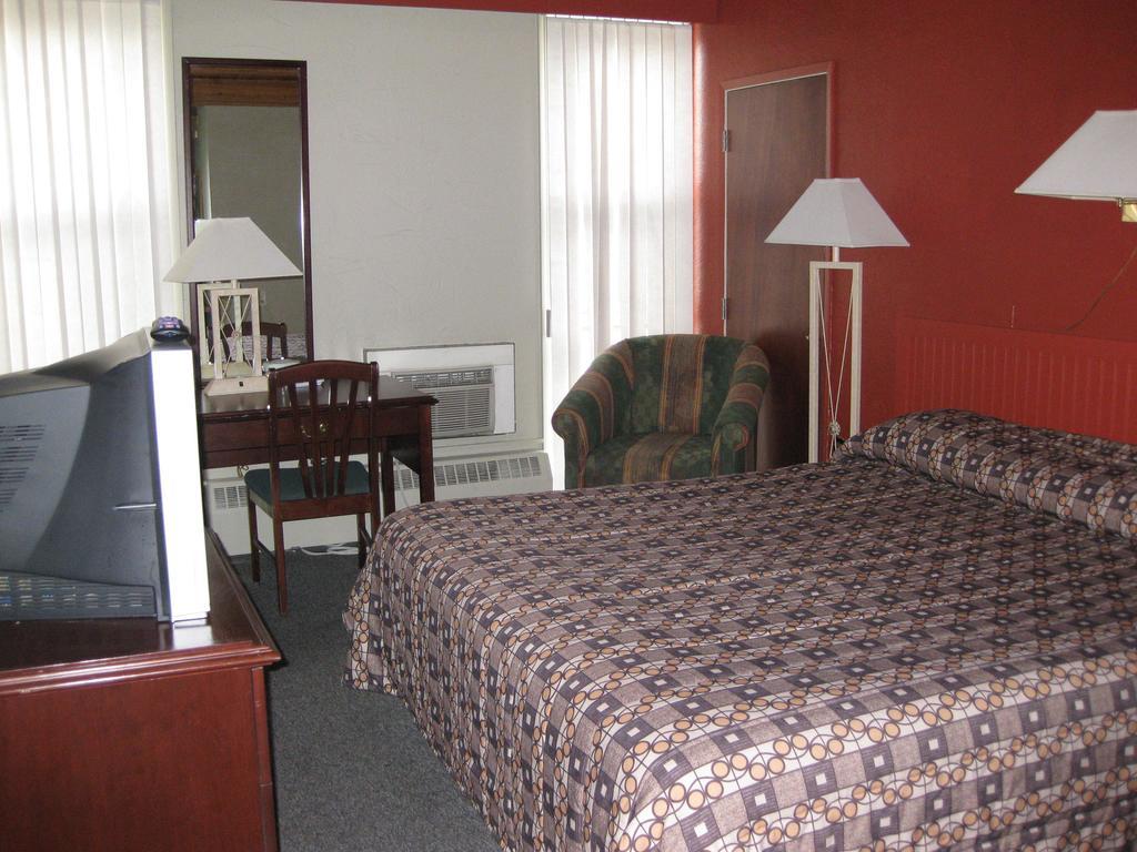 Grizz Hotel Revelstoke Szoba fotó
