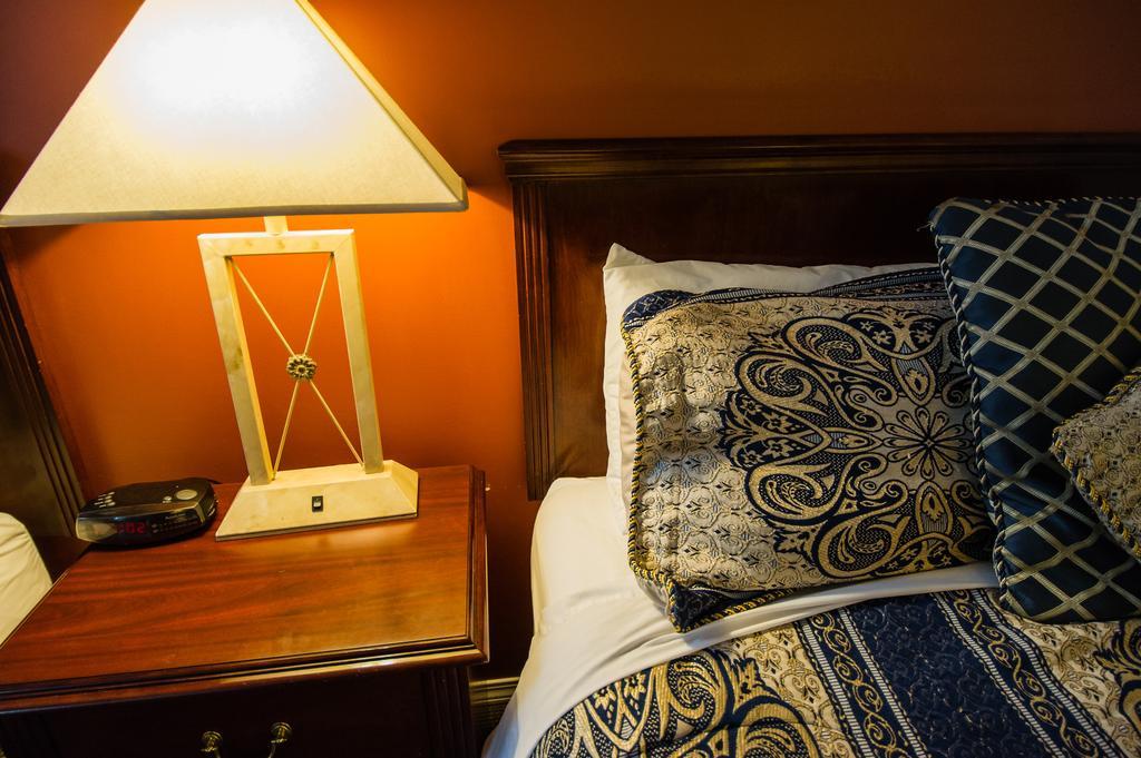 Grizz Hotel Revelstoke Szoba fotó