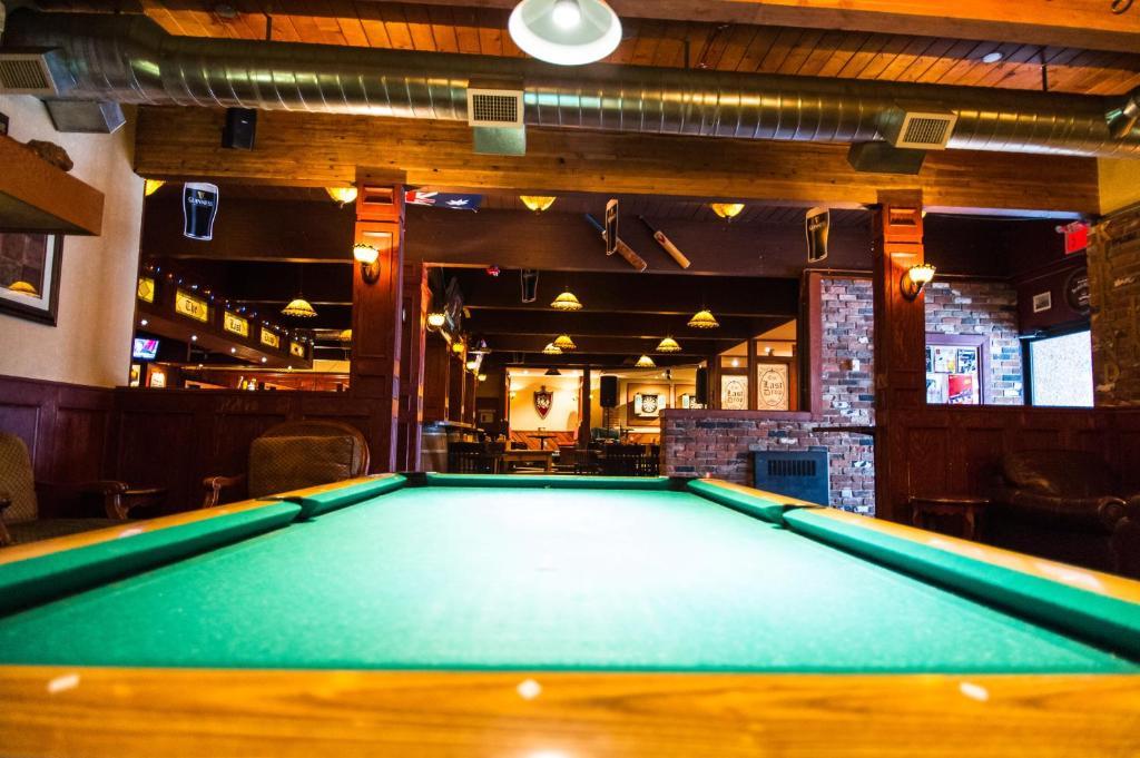 Grizz Hotel Revelstoke Szoba fotó