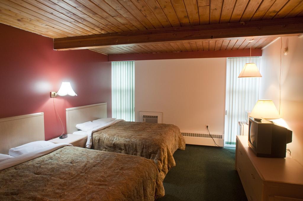 Grizz Hotel Revelstoke Szoba fotó