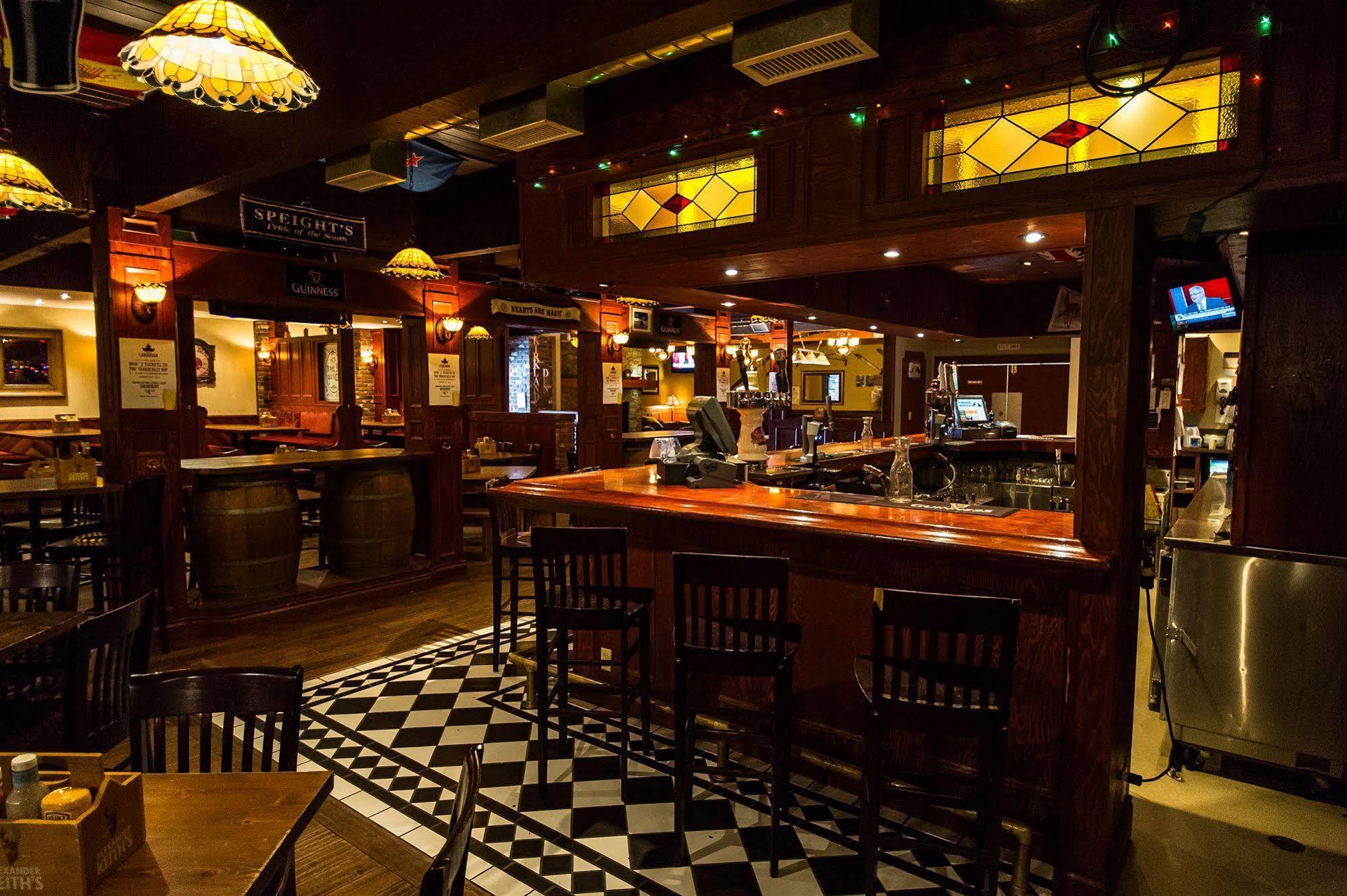 Grizz Hotel Revelstoke Kültér fotó