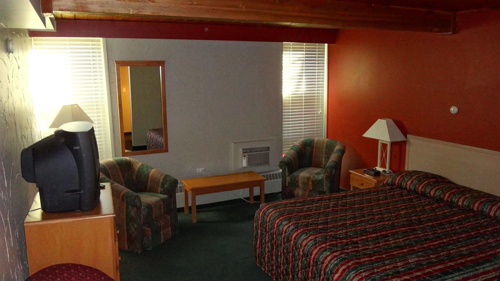 Grizz Hotel Revelstoke Kültér fotó