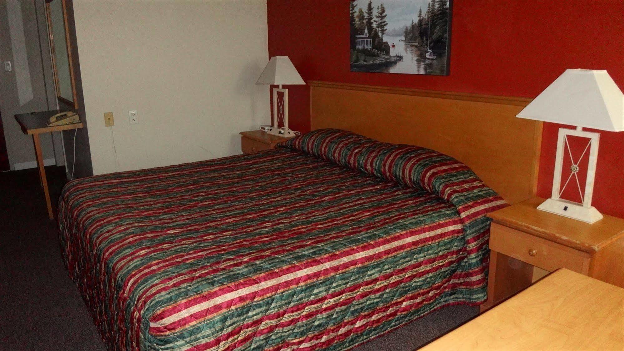 Grizz Hotel Revelstoke Kültér fotó