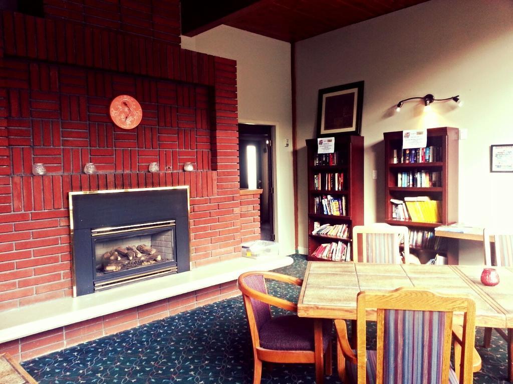Grizz Hotel Revelstoke Kültér fotó