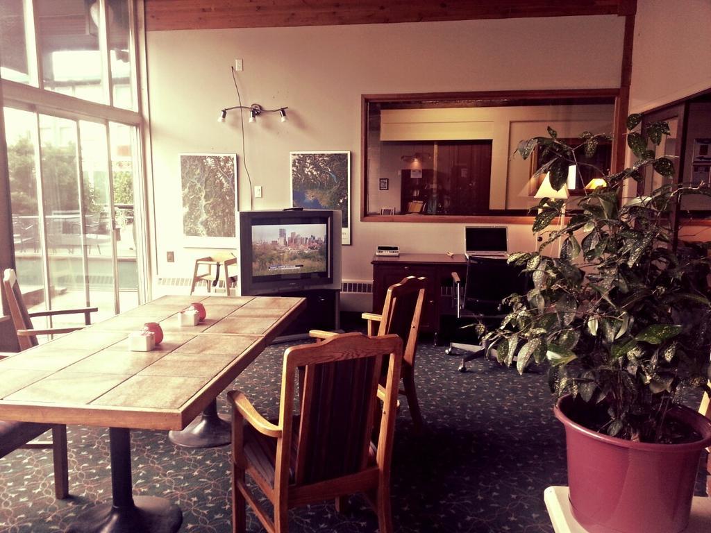 Grizz Hotel Revelstoke Kültér fotó