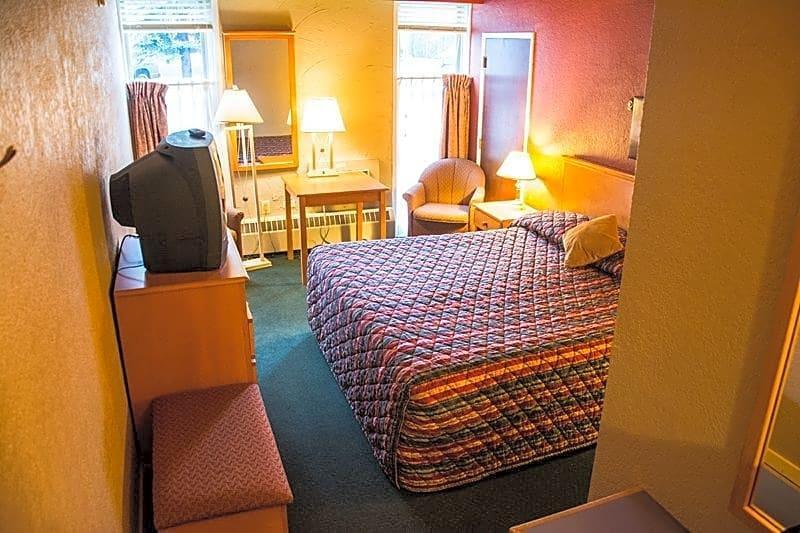 Grizz Hotel Revelstoke Kültér fotó