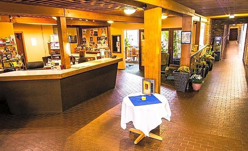 Grizz Hotel Revelstoke Kültér fotó