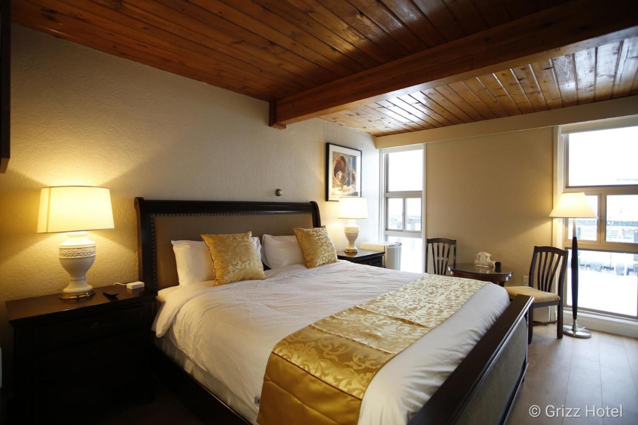 Grizz Hotel Revelstoke Kültér fotó