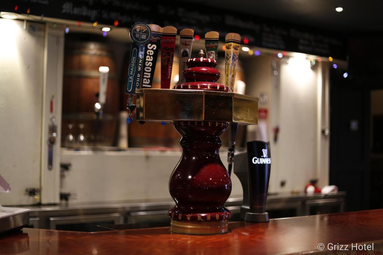 Grizz Hotel Revelstoke Kültér fotó